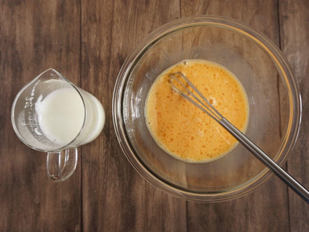 牛乳と卵を混ぜてプリン液を作ろう