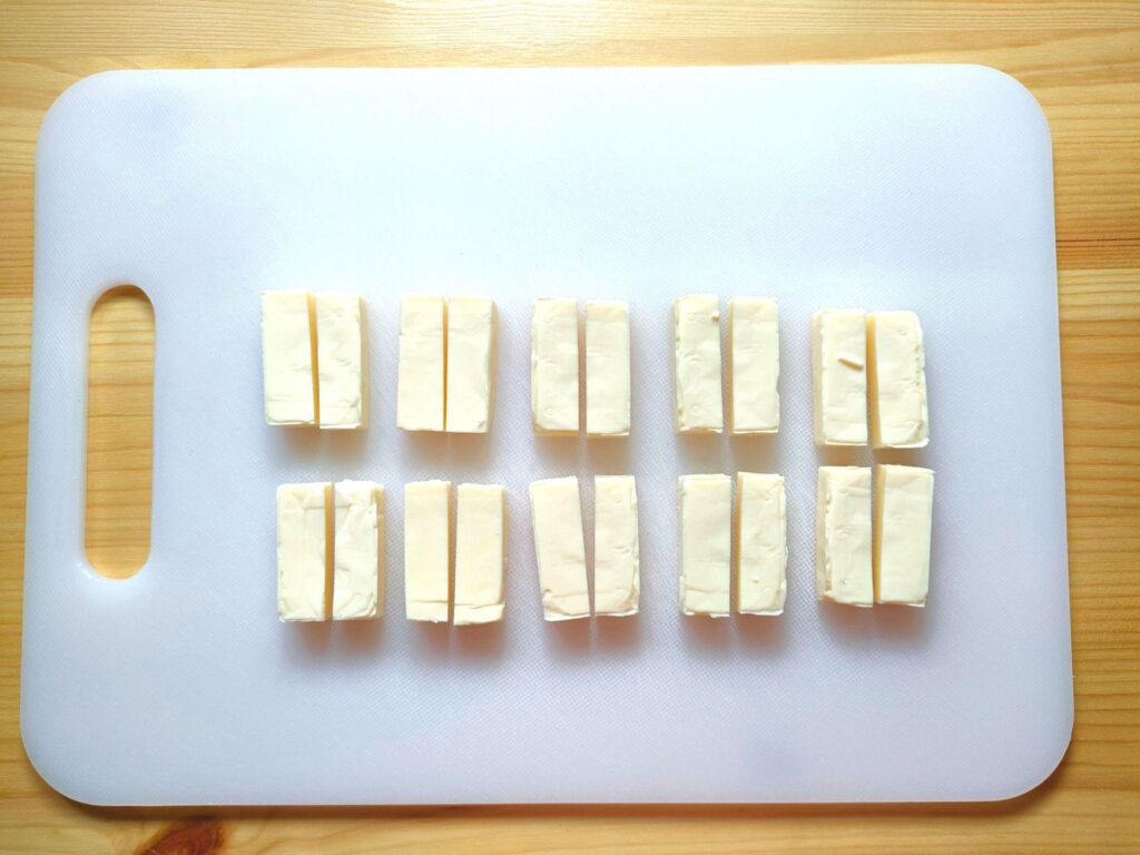 まずはチーズを縦半分に切る