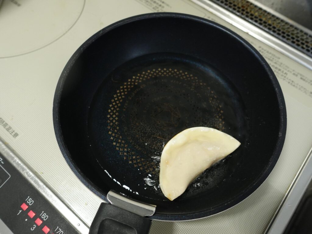 小さめのフライパンに油を熱して揚げる