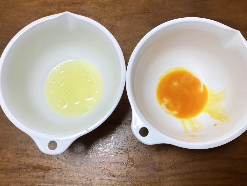 オーブンを160度に予熱し、卵を卵黄と卵白に分けよう