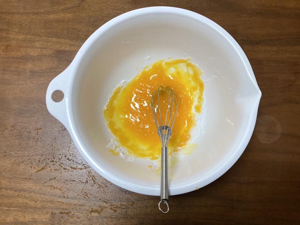 卵黄に砂糖、水、油を混ぜ合わせよう