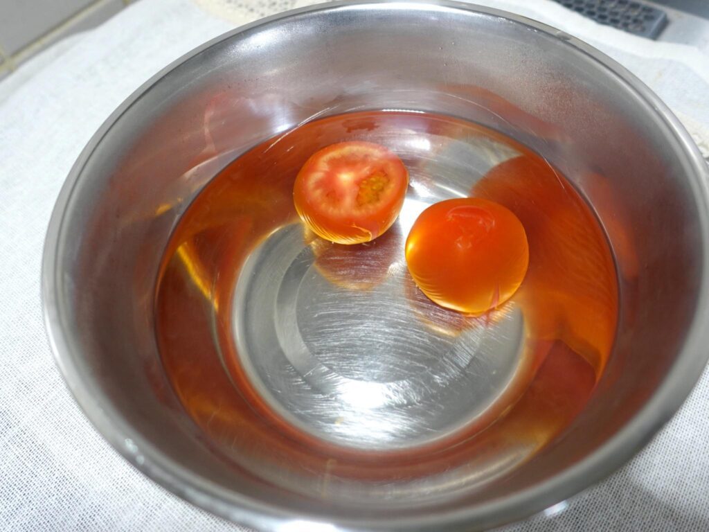 まずはトマトを湯むキスる