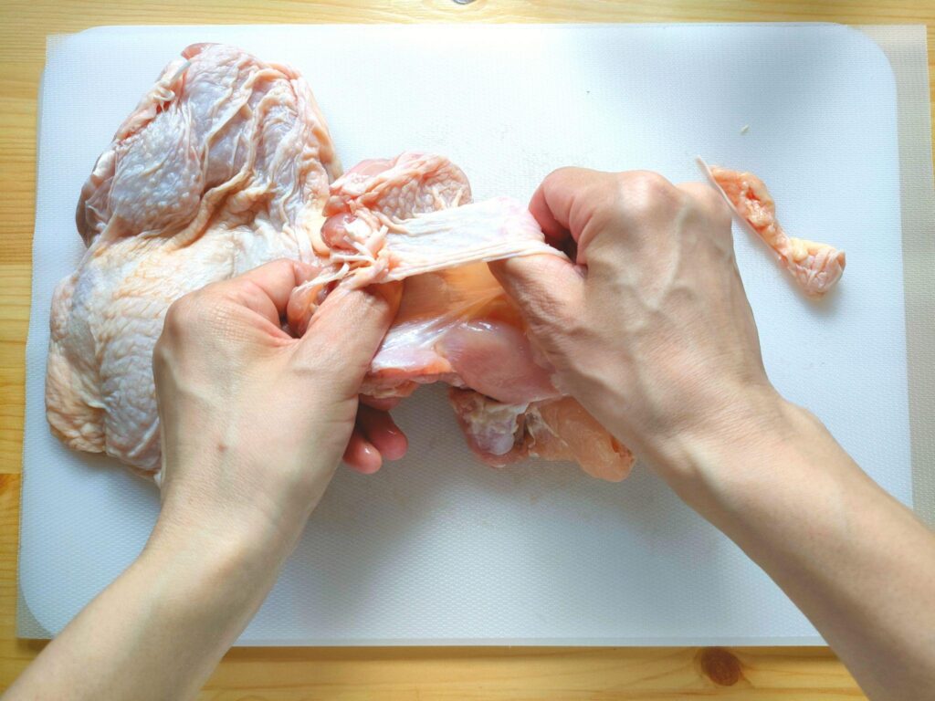 鶏肉の皮をはずして切り分ける