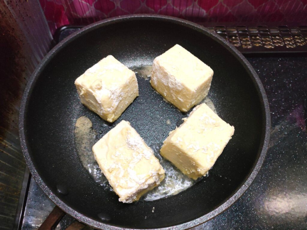 フライパンで豆腐を焼く