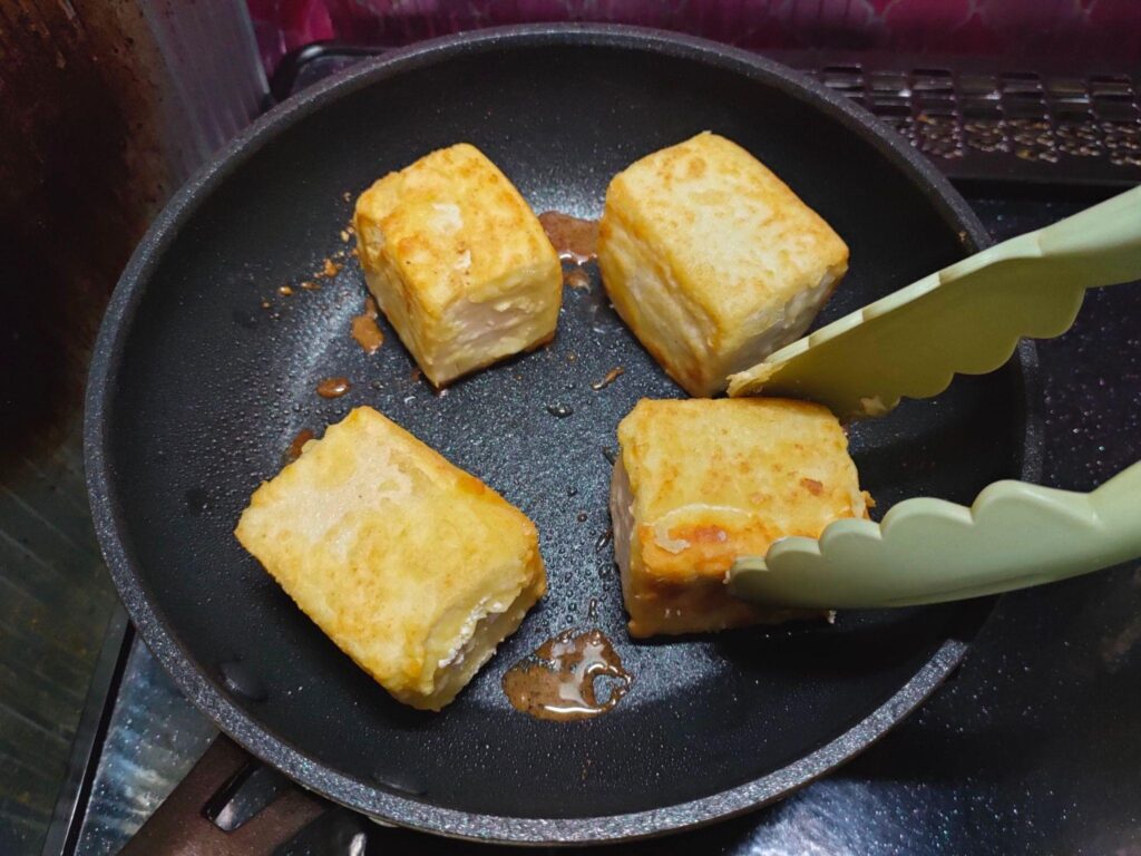豆腐の全面をこんがりきつね色に焼く