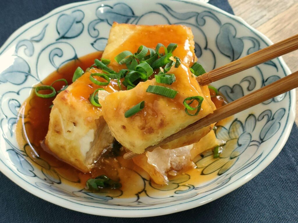いざ実食。カリカリの豆腐が調味料に絡んでトロトロ食感に！