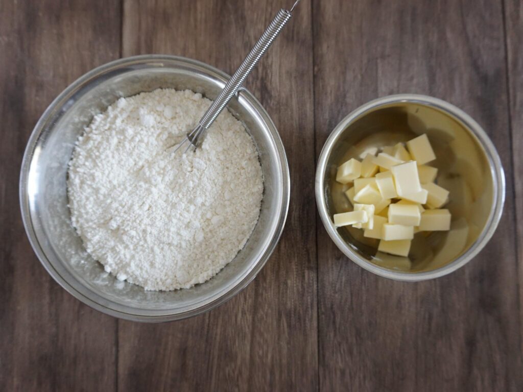 粉類は混ぜてバターは角切りにして冷蔵庫で冷やしておこう