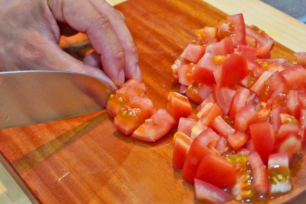 まずはトマトを切ろう