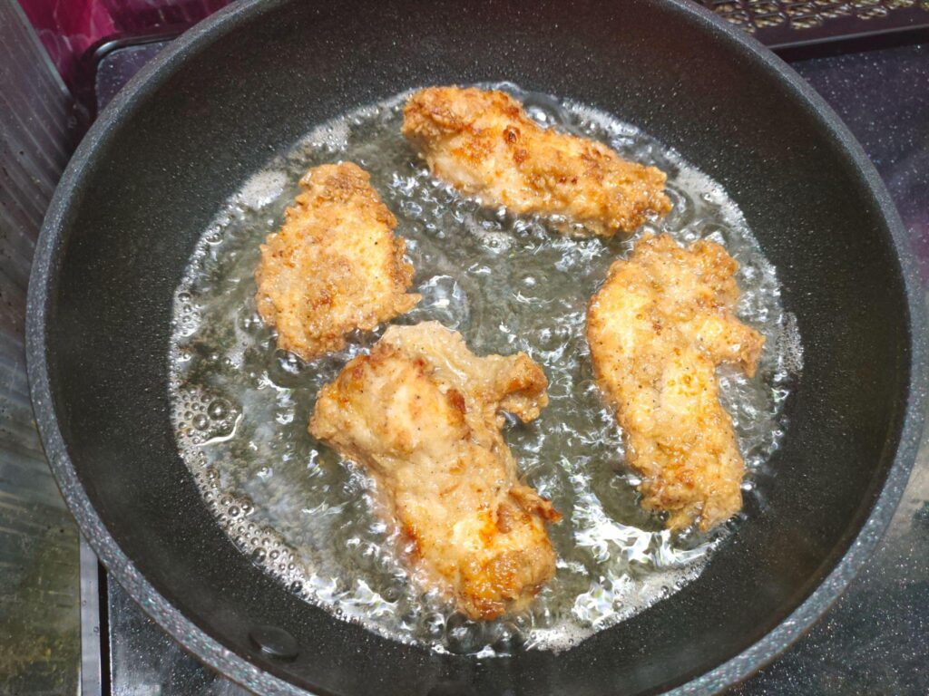 鶏肉を高温で揚げたら完成！