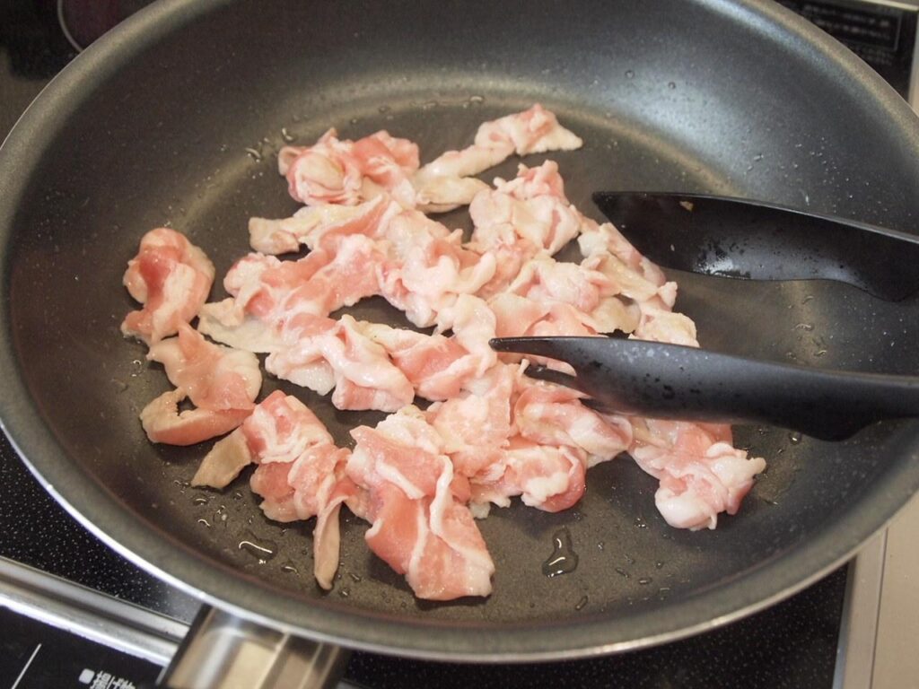 豚バラ肉を焼く
