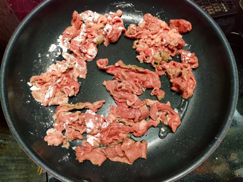 牛肉を焼く