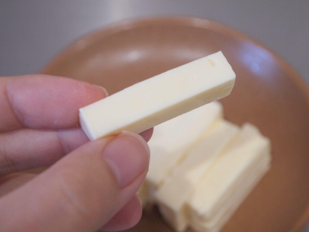 チーズをカット