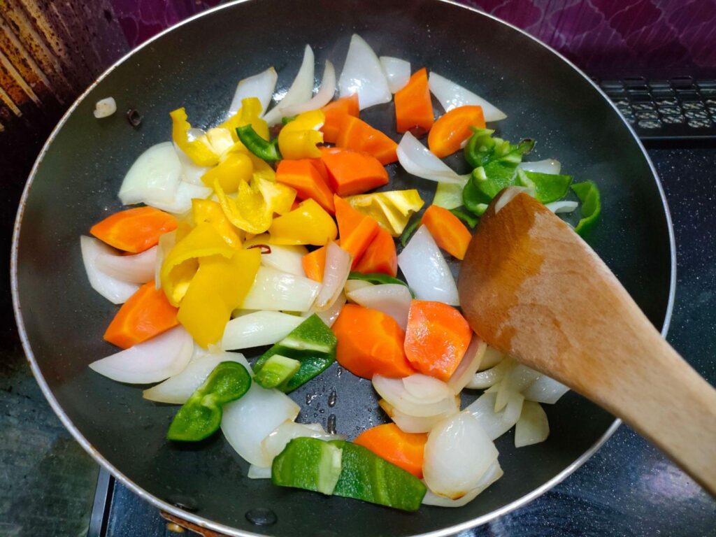 野菜類を炒め合わせる