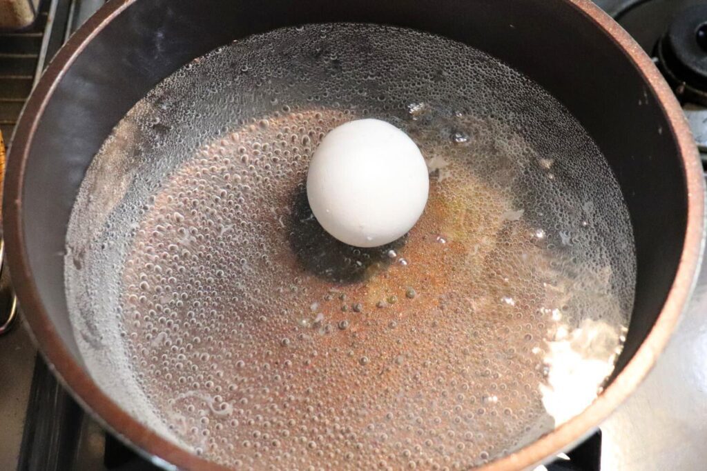 まずは卵を茹でて半熟卵を作ろう