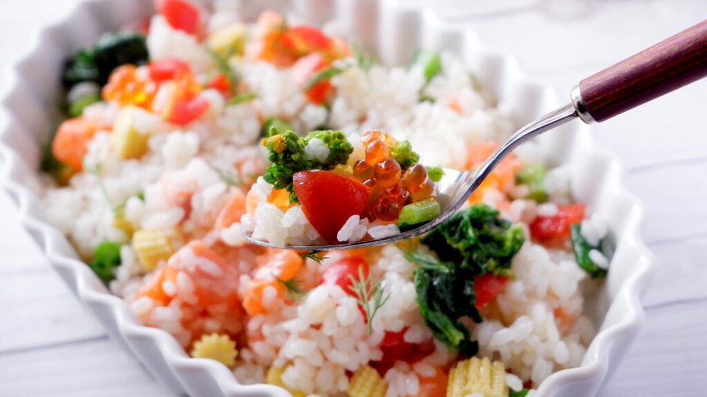 野菜も魚もたっぷりで栄養バランスばっちり！お米の食感を楽しんで