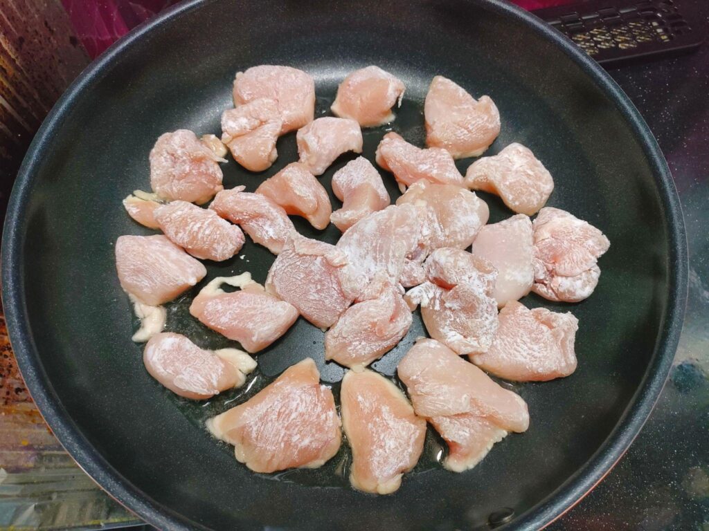 鶏肉をフライパンで焼く