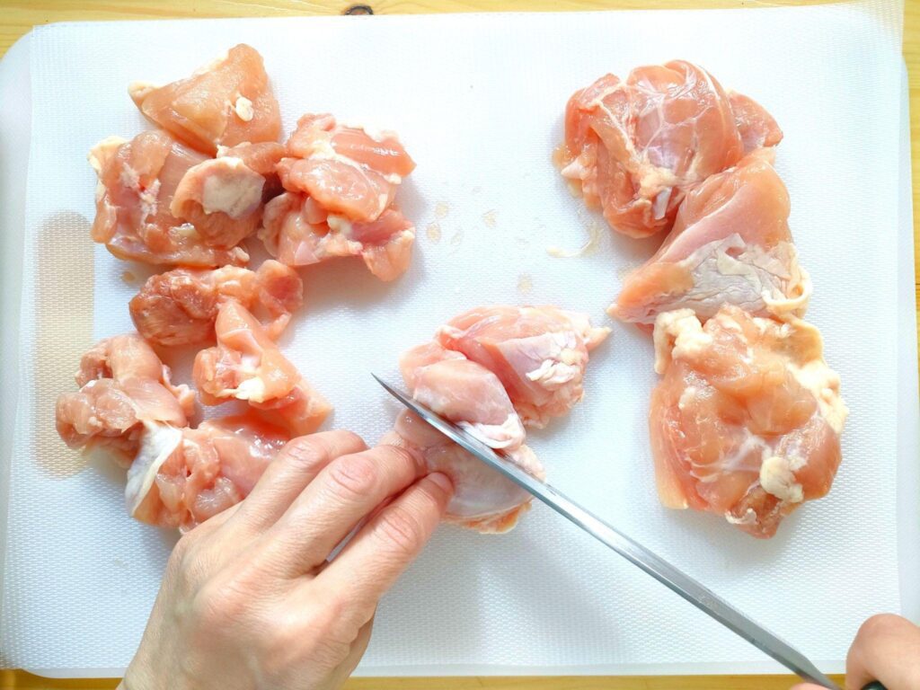 まずは鶏肉を食べやすい大きさに切り、下味をつけよう