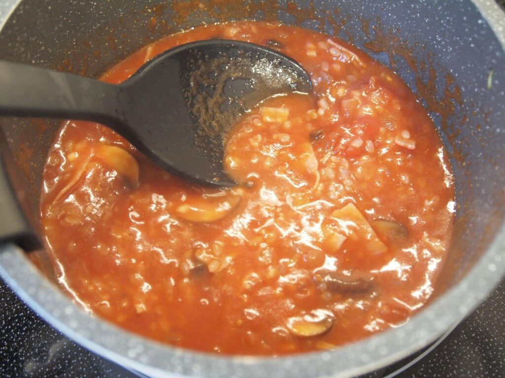 トマト缶を加えて煮詰める