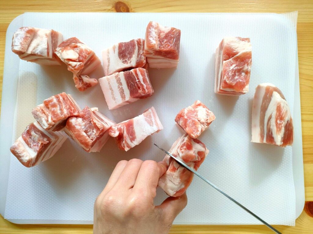 豚肉を2cm幅の角切りに切ろう