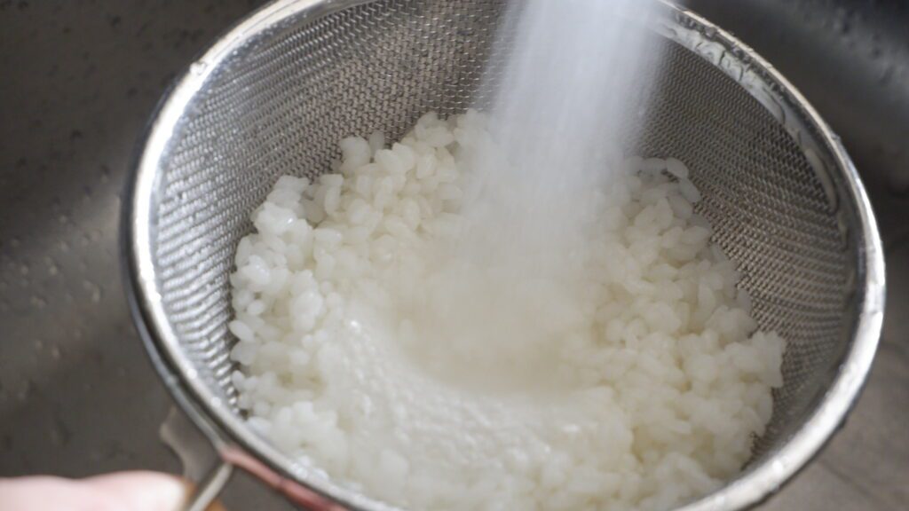 茹でたお米は水でサッと洗う