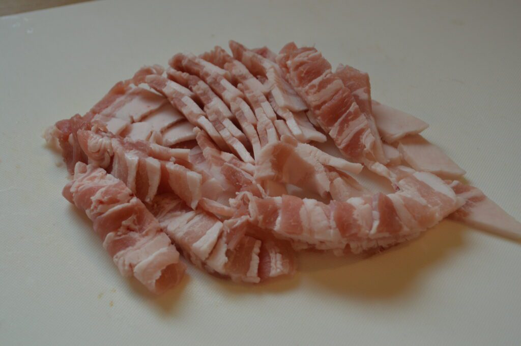 豚バラ肉を1㎝幅に切ります。