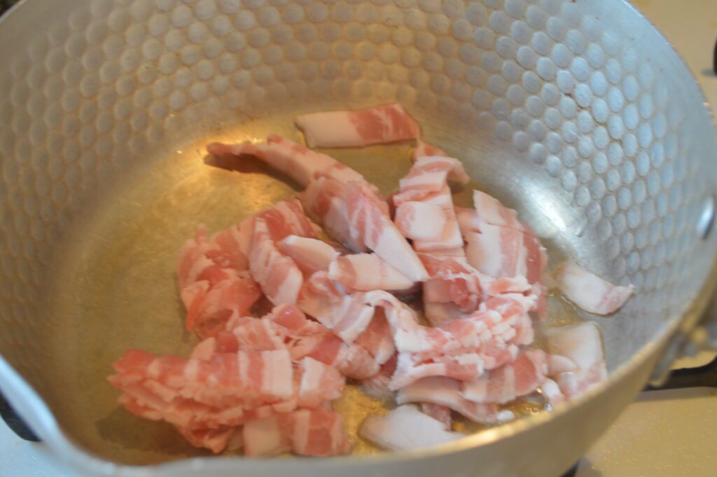 鍋にごま油を熱し、豚バラを炒めます。