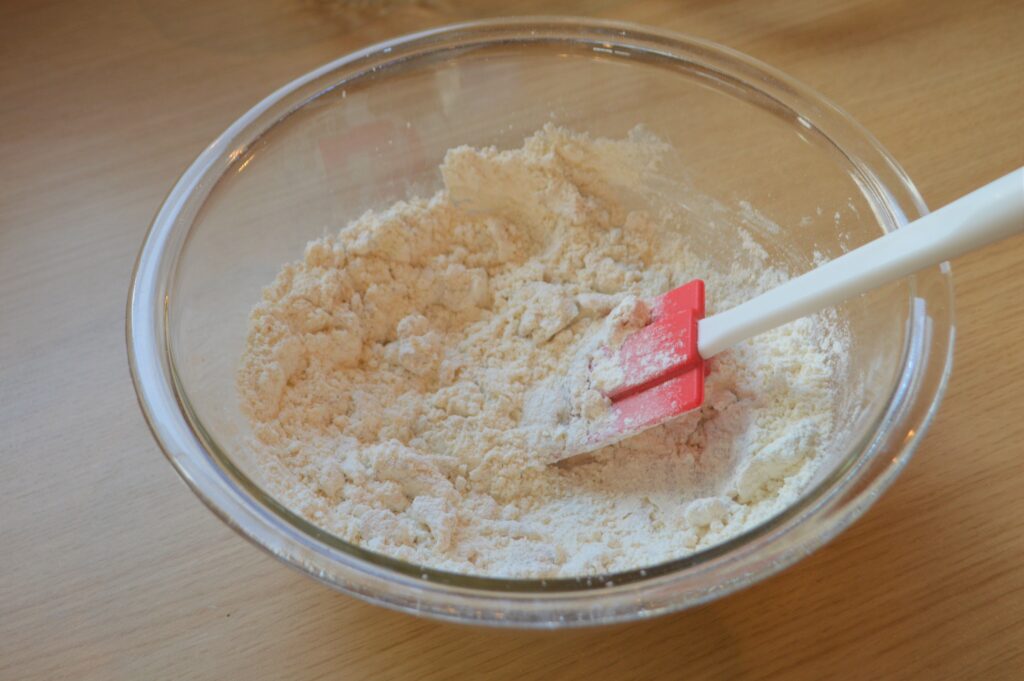 ふるった小麦粉を入れ、さっくり混ぜましょう