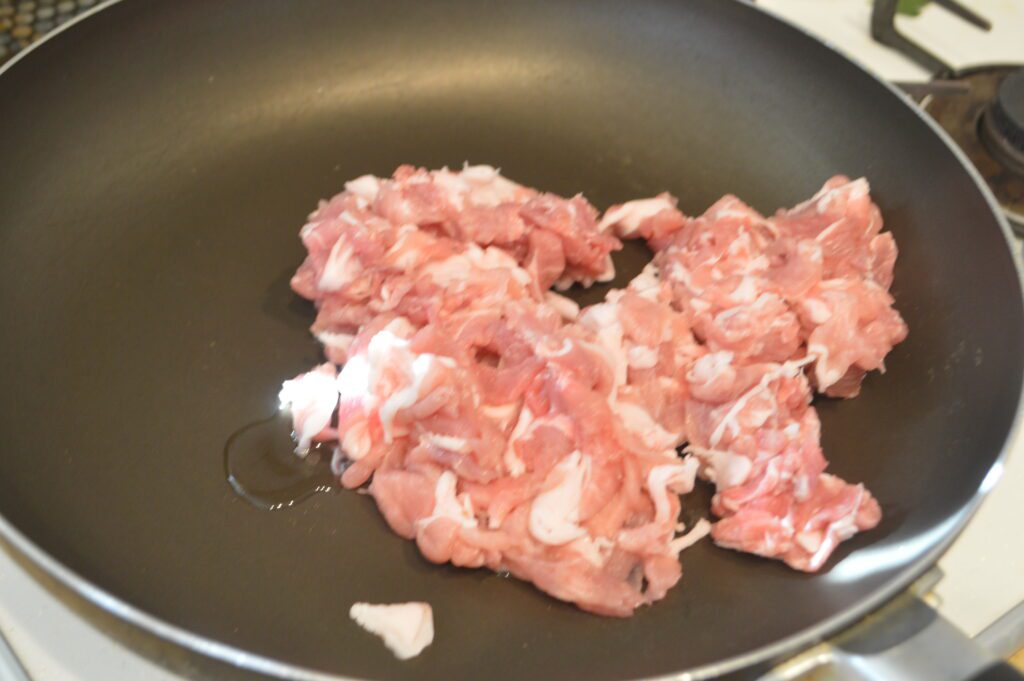 豚こま肉を炒めます。