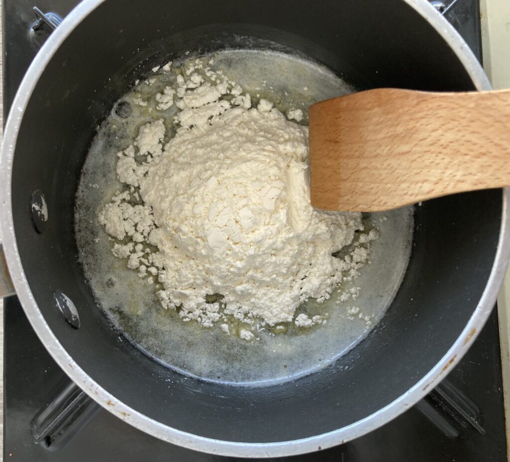 バターを溶かし、小麦粉を加える