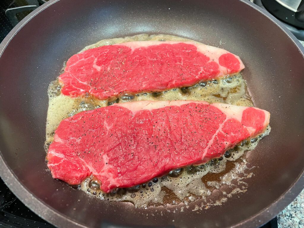 熱いフライパンで牛肉を焼く