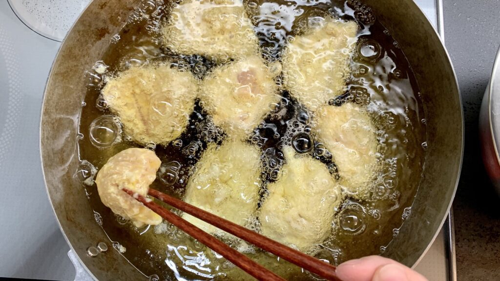 鶏むねを油で揚げる