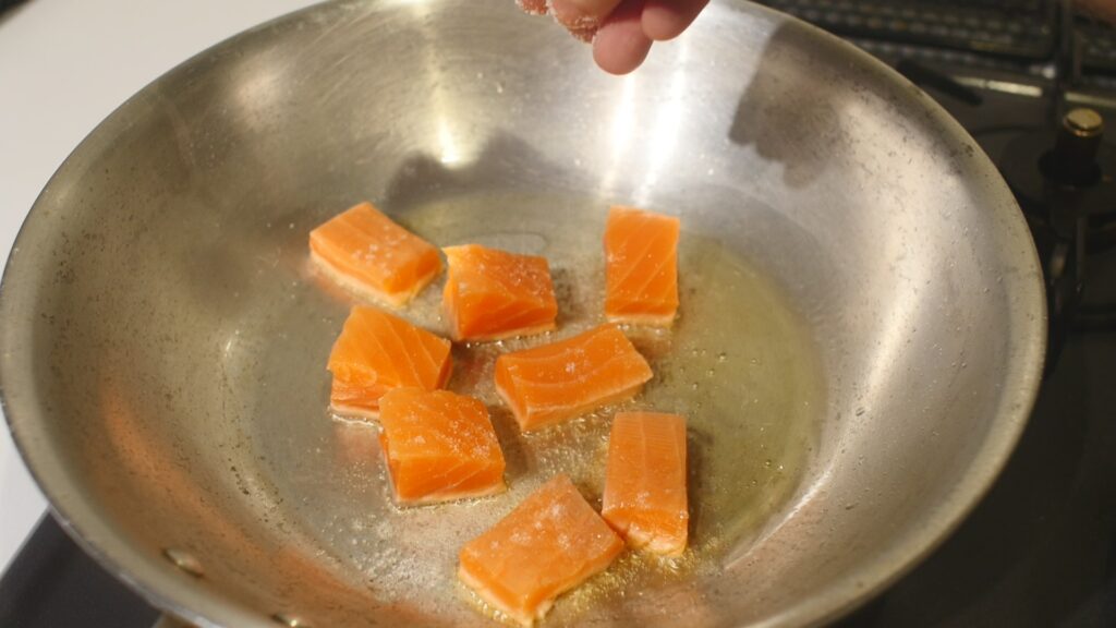 オリーブオイルを入れ、フライパンを熱しサーモンを炒める