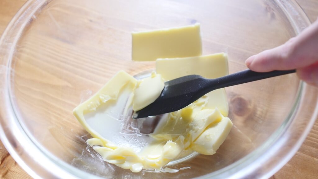 バターを滑らかになるまで混ぜよう