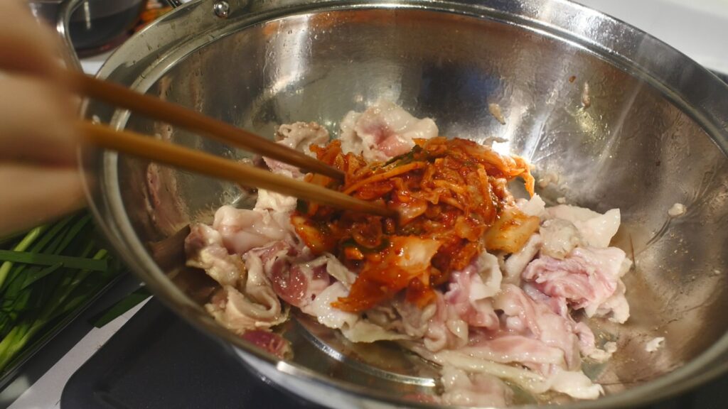 豚バラ肉の油を吸わせながらキムチをしっかり炒めよう！