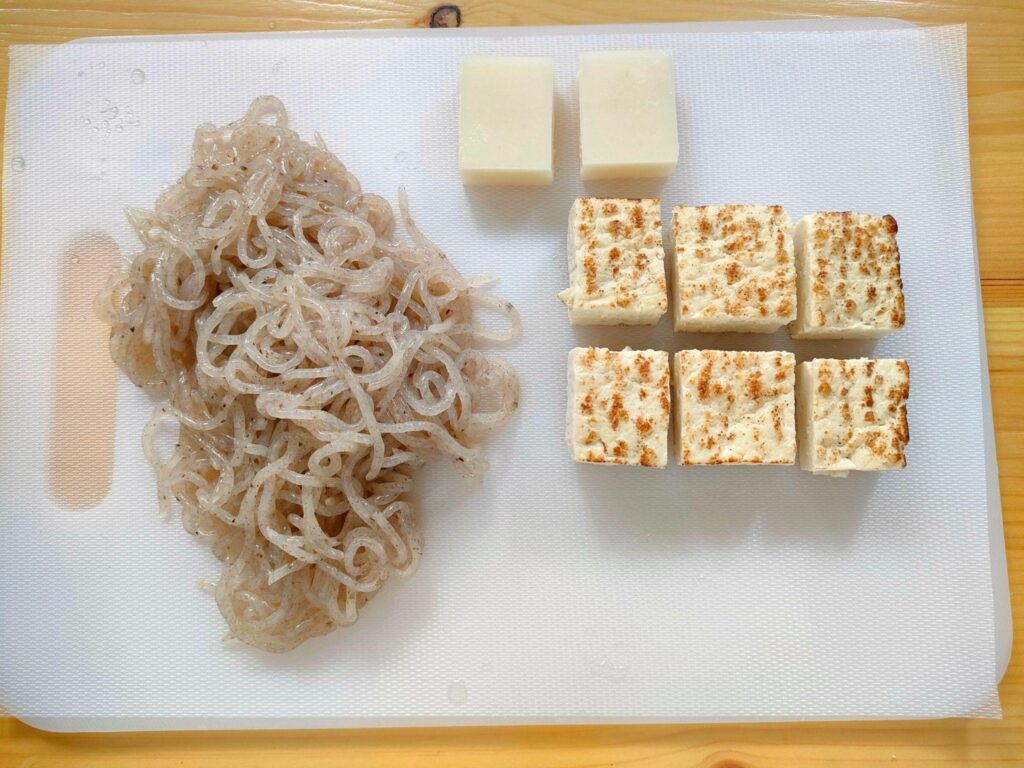 焼き豆腐、糸こんにゃく、餅を切ろう