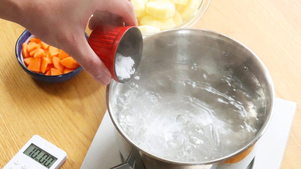 鍋にお湯を沸かして、塩でジャガイモを茹でよう