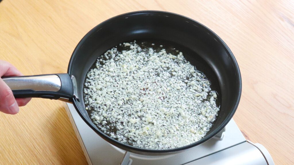 鍋にお湯を沸かし、パスタソース作りへ