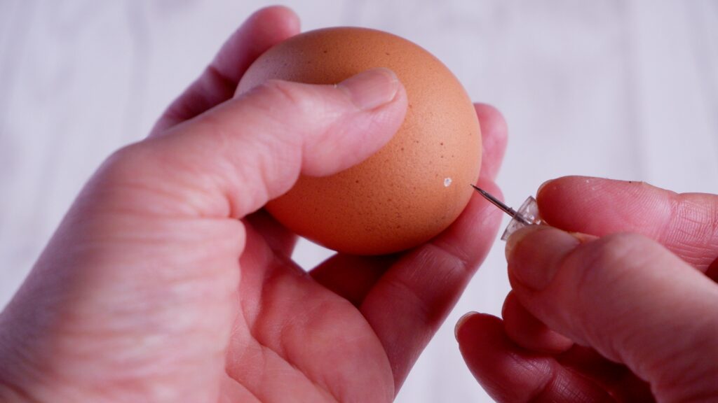 ゆで卵を上手に茹でるコツは「穴をあけること」