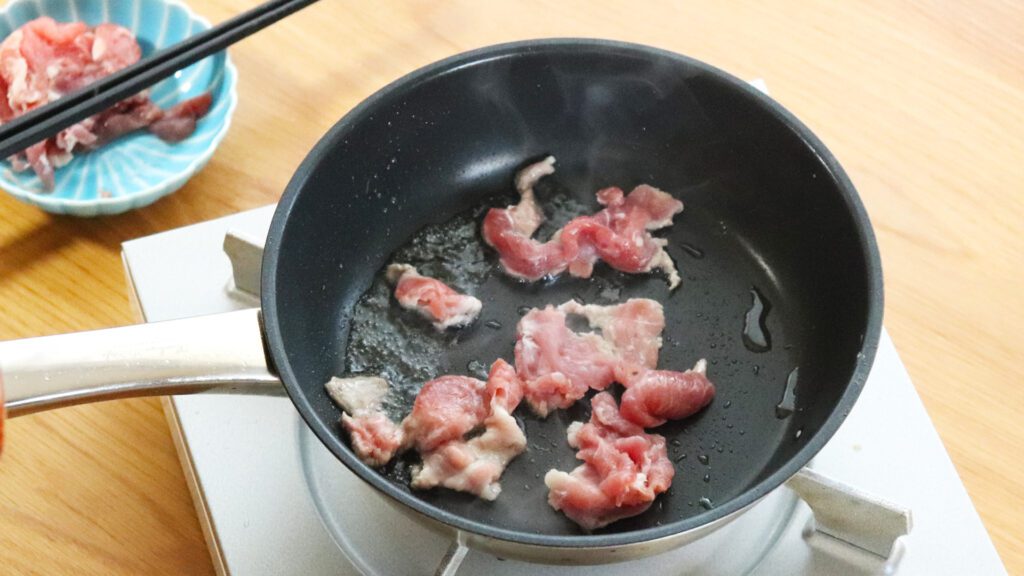 フライパンで豚肉を炙ります