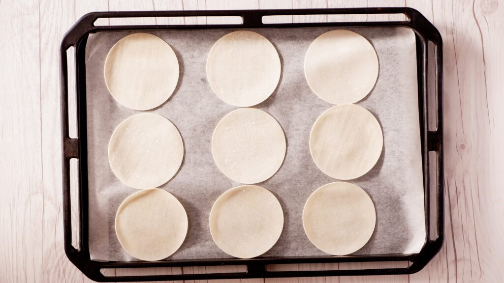 オーブン用の天板に餃子の皮を並べます