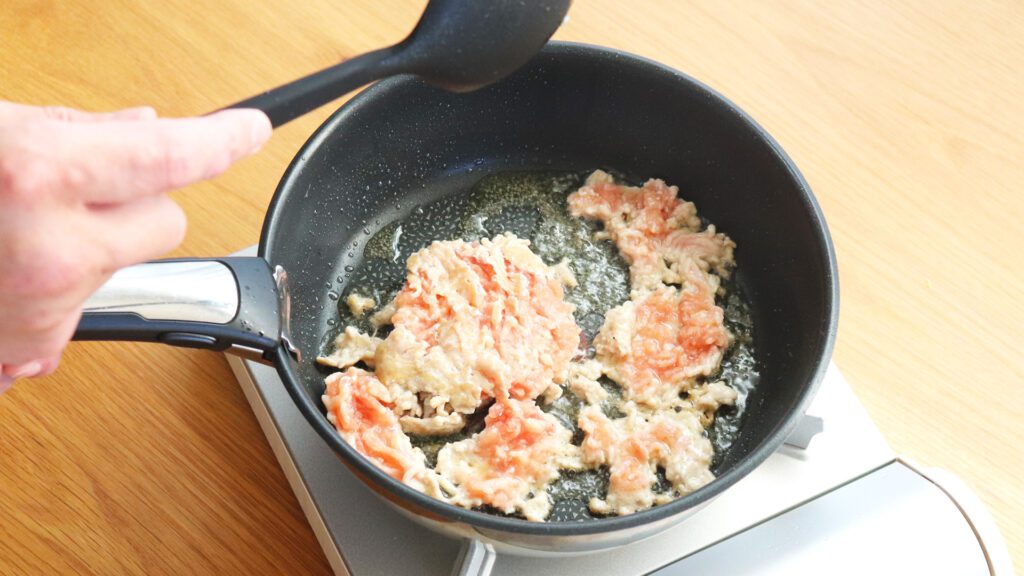 鶏ひき肉から炒めていこう