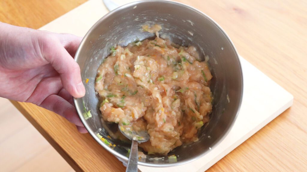 柚子とひと手間で料亭の味に！「鶏団子と白菜のスープ鍋」のレシピ