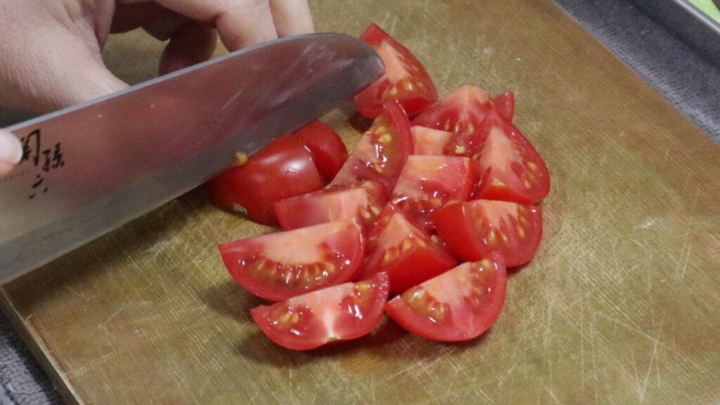 ミニトマトを切ろう。