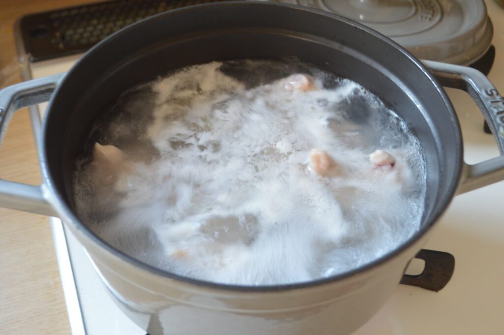 鍋に湯を沸かし、手羽元を煮ます。