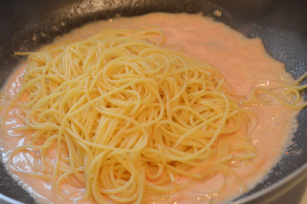 茹で上がったスパゲティーをソースと絡めましょう。