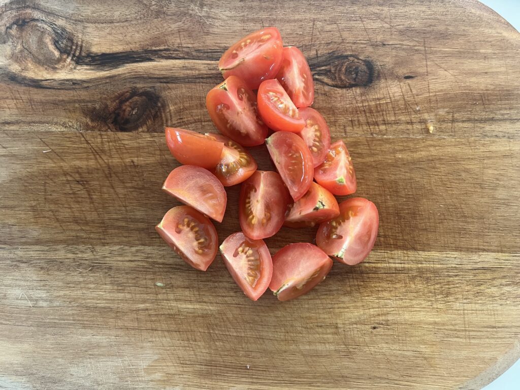 プチトマトを切る