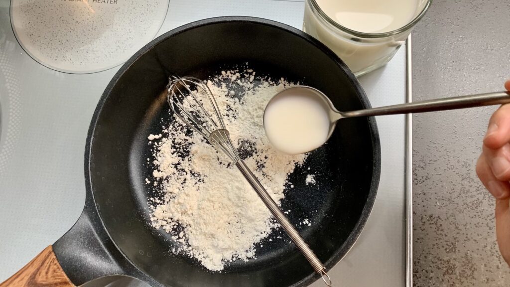鍋に薄力粉を入れ牛乳で溶きのばす
