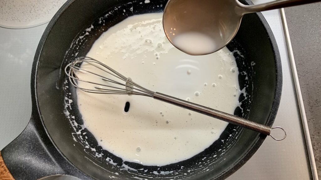 薄力粉を牛乳で少しずつ溶きのばすとダマになりにくい！