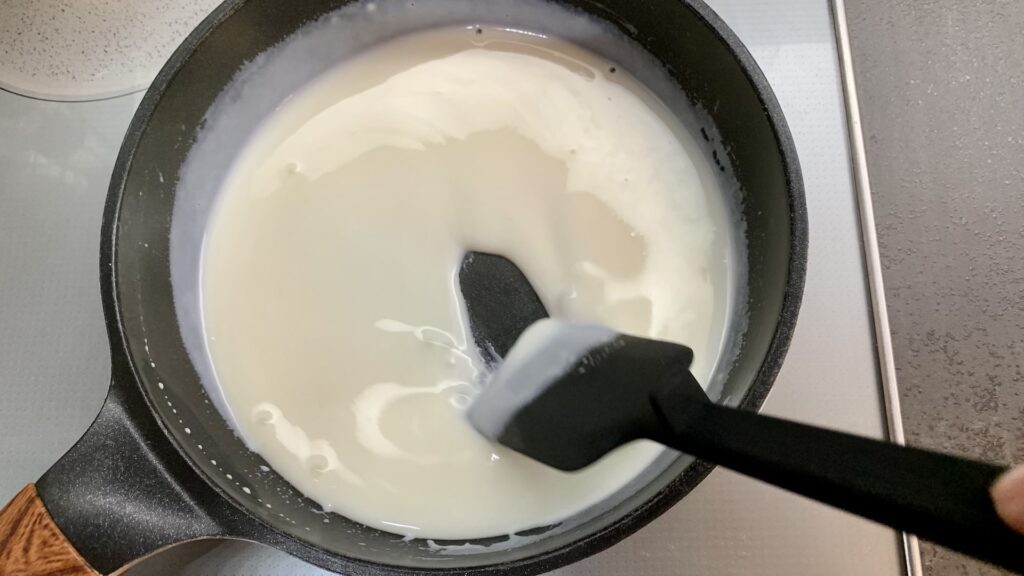 牛乳と薄力粉を加熱する