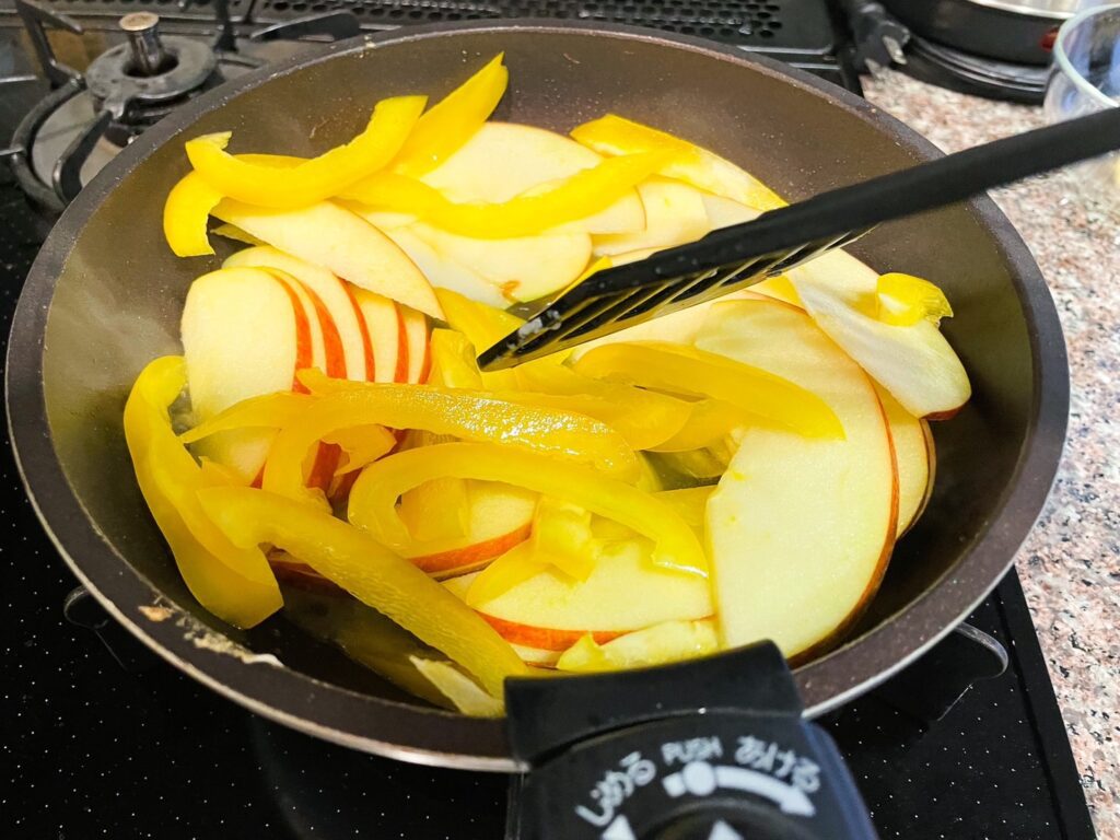 りんごとパプリカを炒めソテーを作る